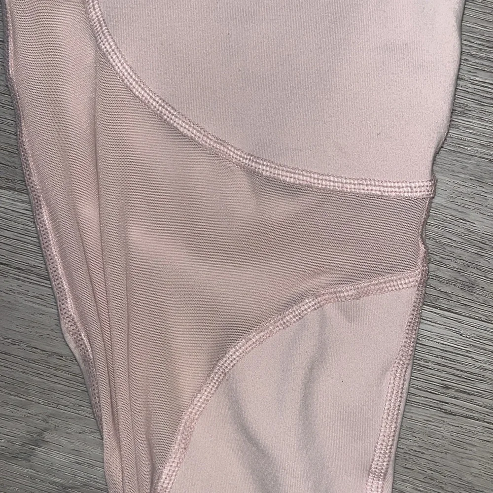 Alo yoga high waisted coast crop leggings smoky quartz mauve mesh